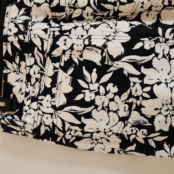 Floral monotone 18" short skirt. - Picture 3 of 3